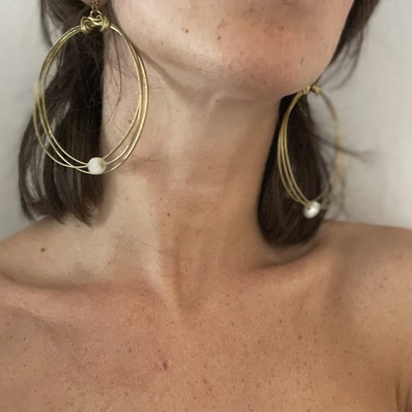 Pendientes de aro grandes hechos a mano con detalle de perla pequeña cultivada.