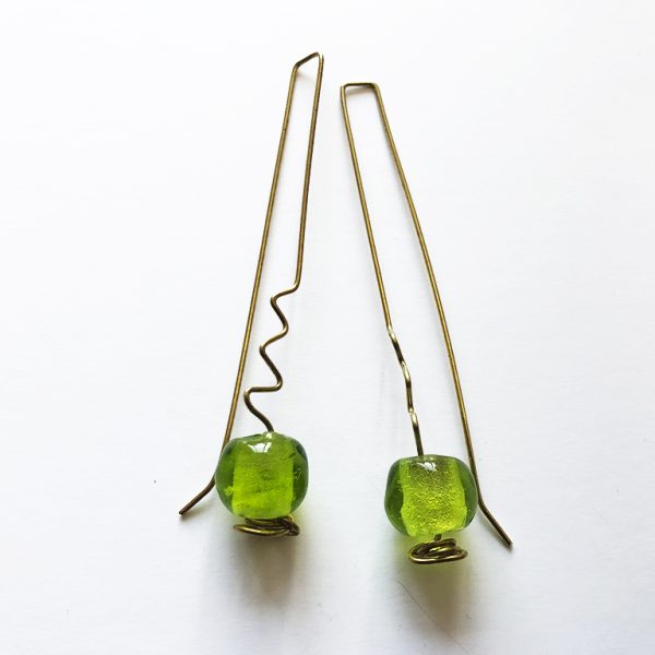 Pendientes largos de metal hechos a mano rematados en gota de cristal de murano en color verde