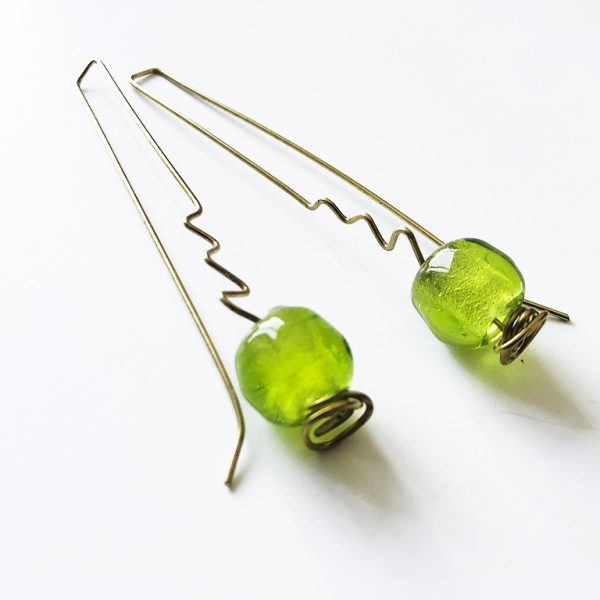 Pendientes de 5 a 9 cm de largo de metal hechos a mano rematados en gota de cristal de murano en color verde