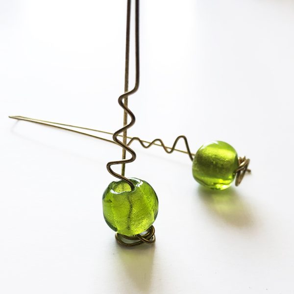 Pendientes largos hechos a mano rematos en gota de cristal de murano en color verde. De cobre, plateados o dorados