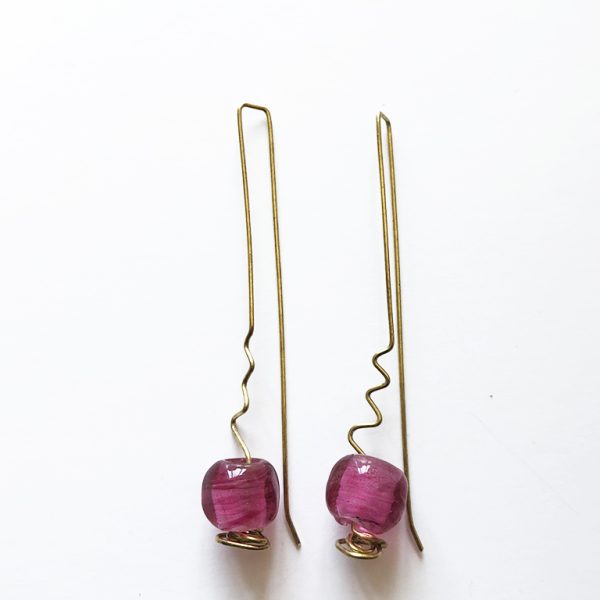 Pendientes largos de metal hechos a mano rematados en gota de cristal de murano en color rosa