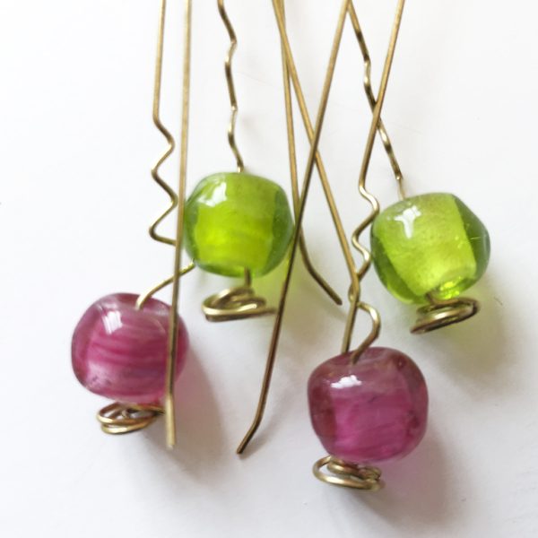 Pendientes largos de metal hechos a mano rematados en gota de cristal de murano en color rosa o verde