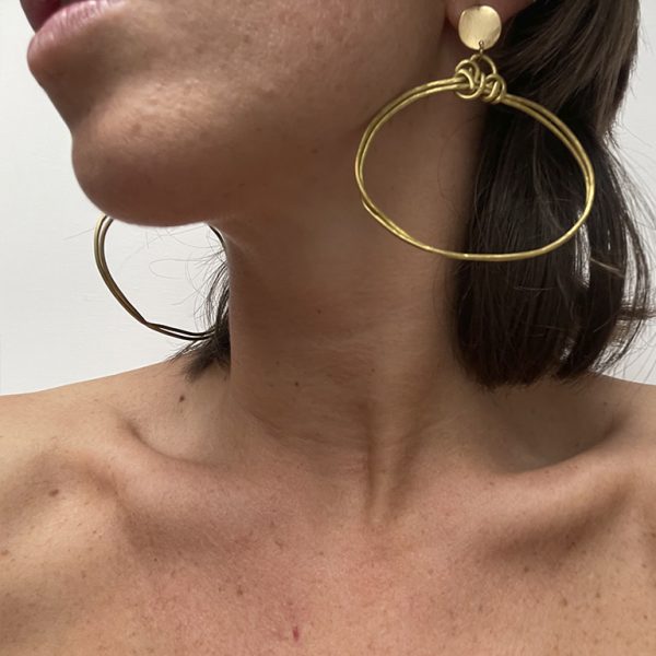 Pendientes de aro ovalados de tamaño grande hechos a mano.