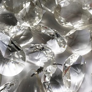 Diseño de joyas artesanales a partir de la recuperación de cristales de lámparas antiguas