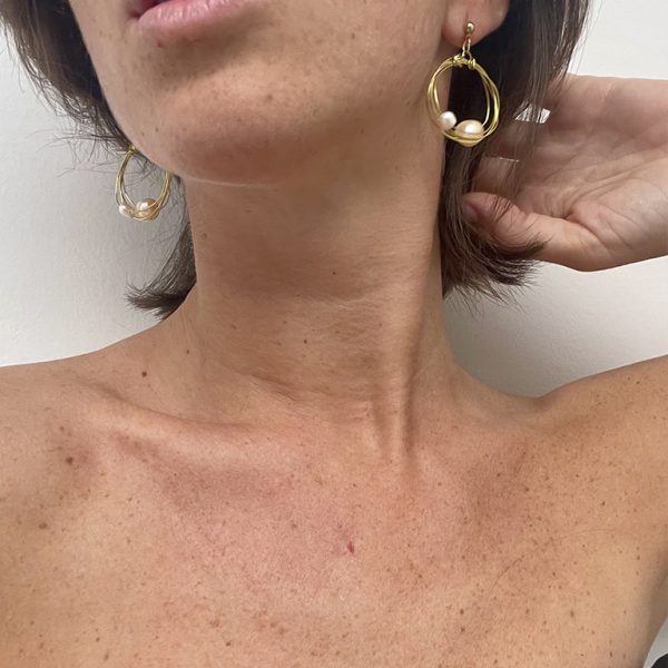 Pendientes de aro pequeños en color dorado con perlas cultivadas hechos a mano.