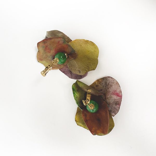 Pendientes florales largos hechos a mano con una bola de ágata en color verde y pétalos formando una flor.