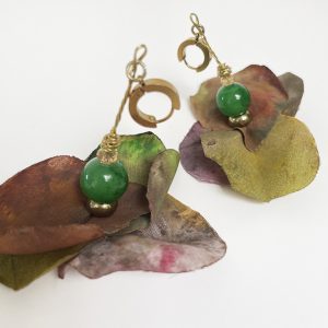 Pendientes florales largos hechos a mano con detalle de bola de ágata en color verde y pétalos de colores formando una flor