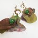 Pendientes florales largos hechos a mano con detalle de bola de ágata en color verde y pétalos de colores formando una flor