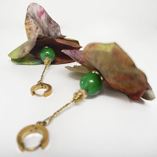 Pendientes florales largos de bronce hechos a mano con una bola de ágata en color verde y pétalos de colores formando una flor