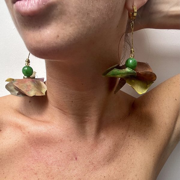 Pendientes largos rematados con una bola de ágata en color verde y pétalos formando una flor hechos a manos