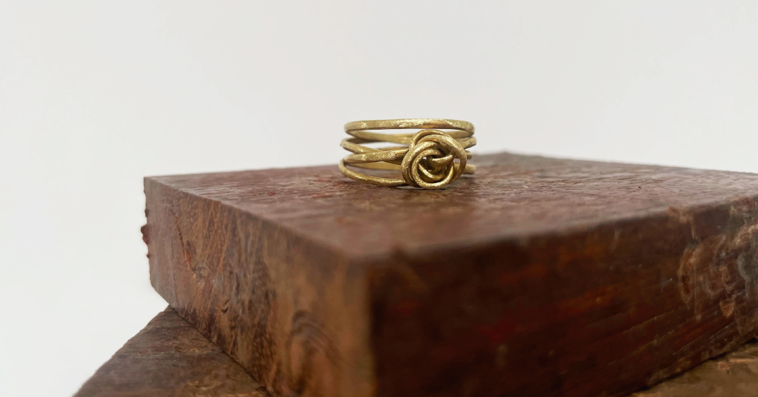 Anillo de metal de media caña hecho artesanalmente y realizado a medida.