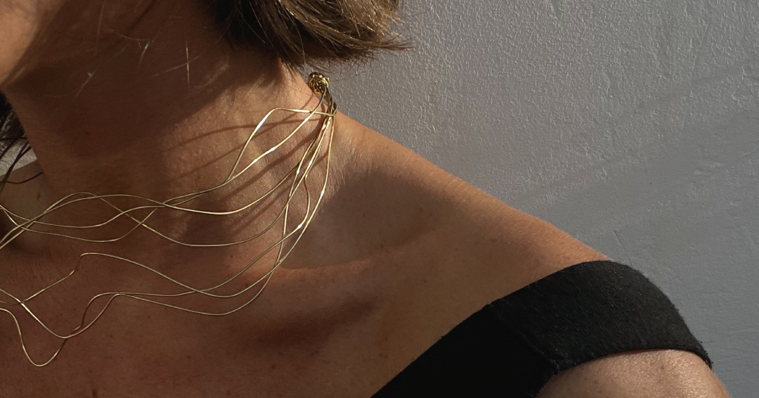 Gargantilla hecha a mano de metal o cobre dorado con un práctico cierre.