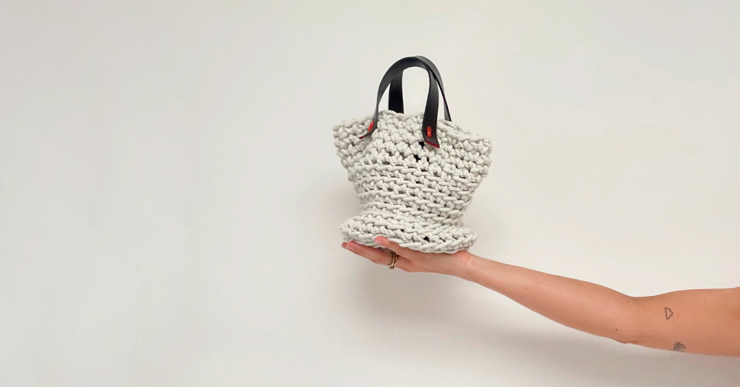 Bolso de crochet blanco de algodón orgánico hecho a mano.